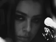 Charli explora estética noir minimalista na nova era 