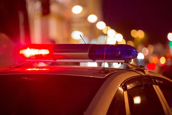 Policial é atropelado pela própria viatura ao tentar prender suspeito