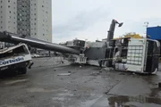 Trem da Linha 15-Prata derruba guindaste sobre avenida movimentada de SP Trem da Linha 15-Prata derruba guindaste sobre avenida movimentada de SP