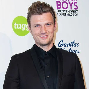 Foto colorida de Nick Carter de blazer preto - Metrópoles