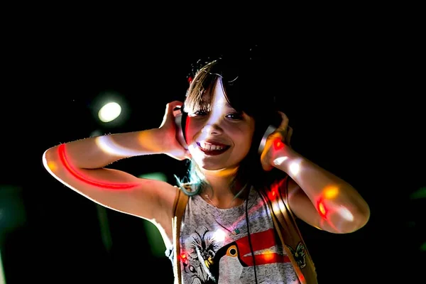 Aos 9 anos, DJ Rivka desponta como menina prodígio da house music