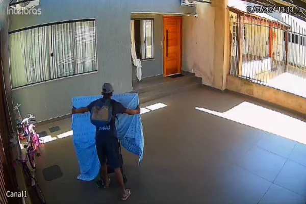 Ladrão furta TV e transporta em carrinho de bebê