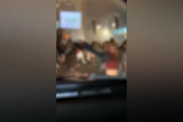 Aglomeração e quebra-quebra impedem ambulância de passar em Curitiba