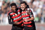 Emerson Royal e Arrascaeta comemorando gol do Flamengo