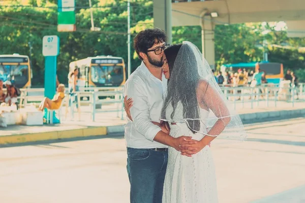 Casal se conhece no ônibus e veículo é usado como “carro” da noiva