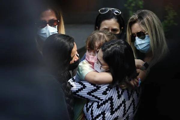 Aos prantos, esposa de Dudu Braga consola filha de 5 anos em enterro