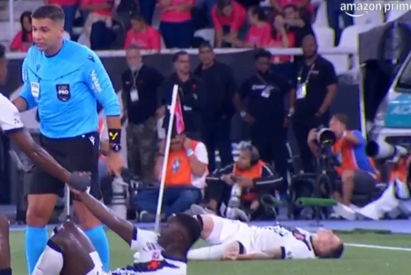 Bruno Duarte, atacante do Vasco, desmaia após trombada e deixa o gramado