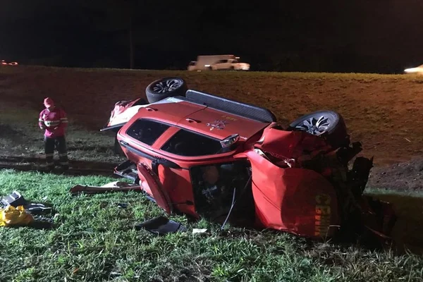 Viatura dos bombeiros capota a caminho de acidente no DF