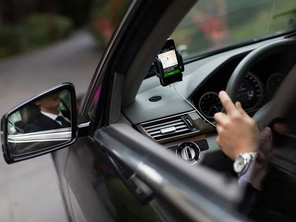Pagamento em grana e taxas para motoristas. Projeto de regulamentação do Uber no Brasil recebe nove emendas