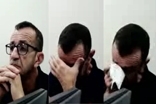 Homem branco, de cabelos negros e curtos, trajando camisa polo preta em sala de luz fria e paredes brancas - Metrópoles