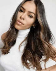 Recentemente, ela alisou novamente os cachos