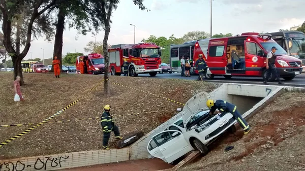 Carro cai em acesso a passarela subterrânea no Eixão Sul