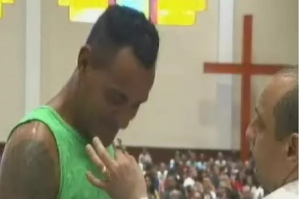 Na Record, pastor da IURD dá cocaína a viciado em “ritual de cura”