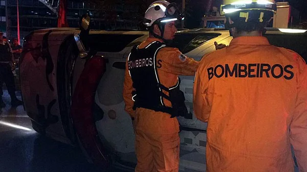 Viatura da PM capota durante perseguição na W3 Sul