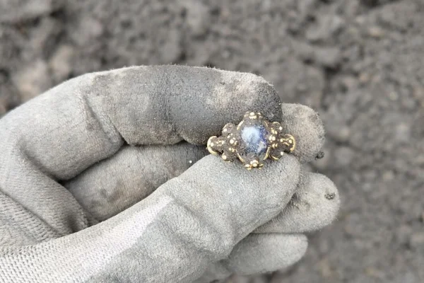 Imagem colorida mostra anel medieval encontrado na Noruega - Metrópoles