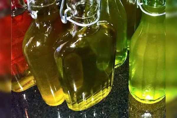Garrafas de álcool clandestino