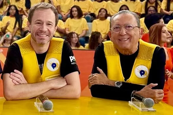 Galvão Bueno e Tiago Leifert levam torta na cara ao vivo no SBT- Metrópoles