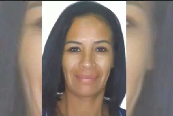 Imagem colorida mostra mulher de cabelo curto e preto