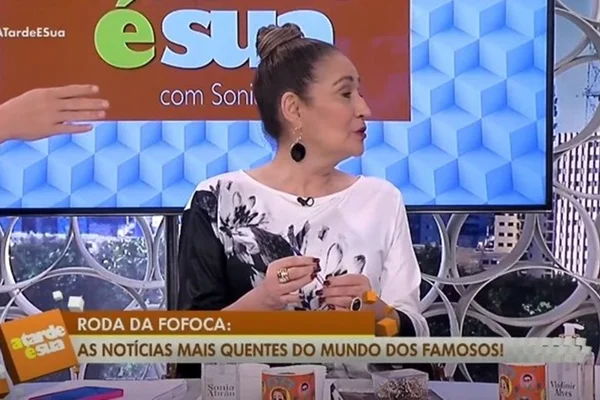 Sônia Abrão se assusta com fogo durante o A Tarde É Sua - Metrópoles