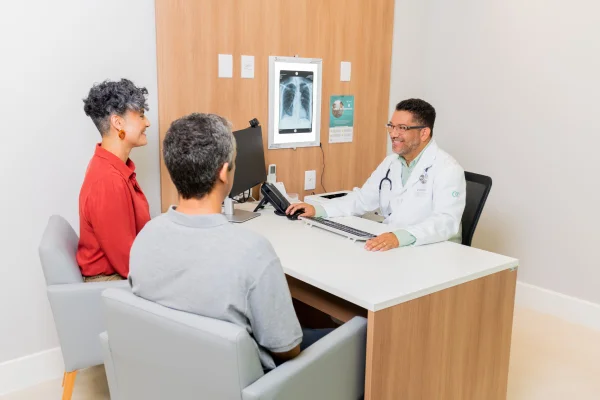 Imagem colorida - Pacientes com câncer são atendidos em consultório clínico - Metrópoles