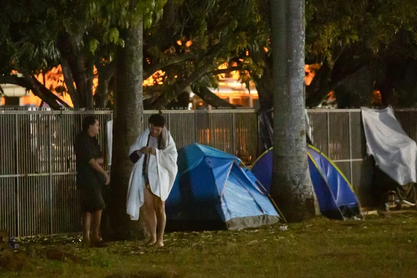 Moradores de rua se protegem da baixa temperatura, após defesa Civil emitir alerta para onda de frio no Distrito Federal Metrópoles