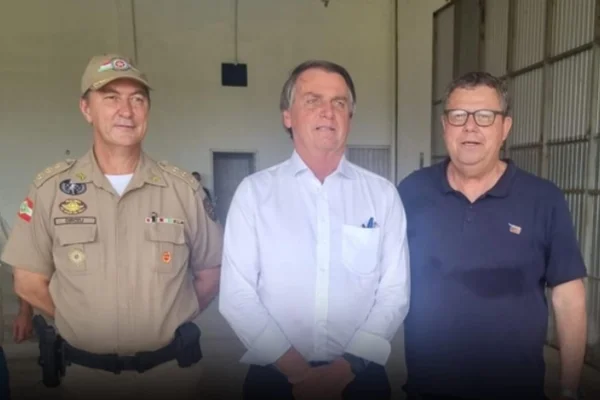 Deputado testa positivo para Covid um dia após encontrar Bolsonaro
