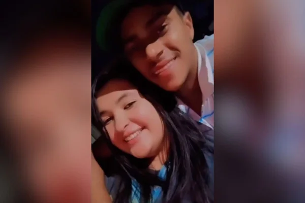 Imagem colorida de um casal que foi atropelado por uma viatura policial - Metrópoles