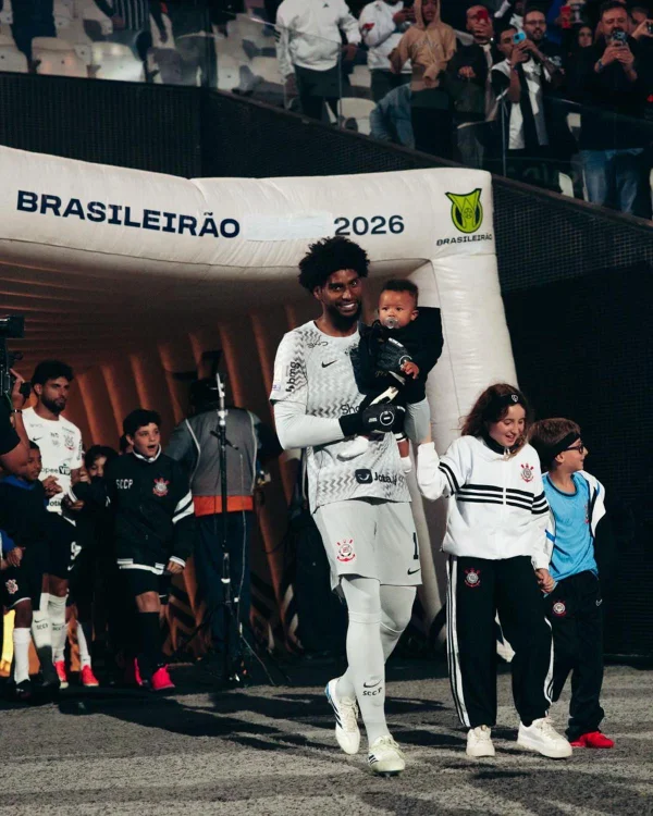 Thiaguinho agradece Hugo, do Corinthians, por entrar com seu filho em campo - destaque galeria