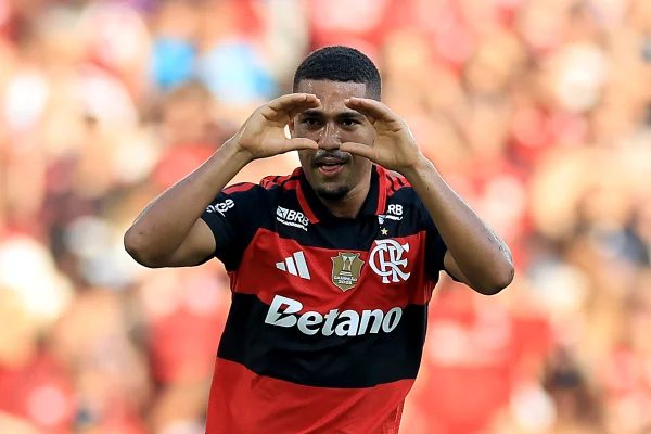 Samuel Lino comemora gol do Flamengo sobre o Botafogo
