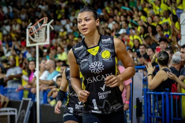 Foto colorida de Walewska, campeã olímpica pela seleção de vôlei - Metrópoles