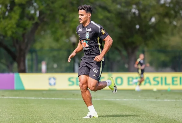 Kaiki, lateral-esquerdo do Cruzeiro, treinando pela Seleção Brasileira