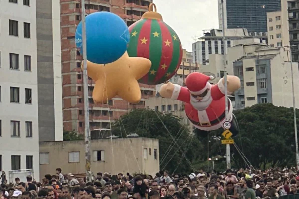 O desfile de balões que aconteceu no Minhocão, no centro de São Paulo, neste sábado (13/12), virou alvo de críticas nas redes sociais - Metrópoles