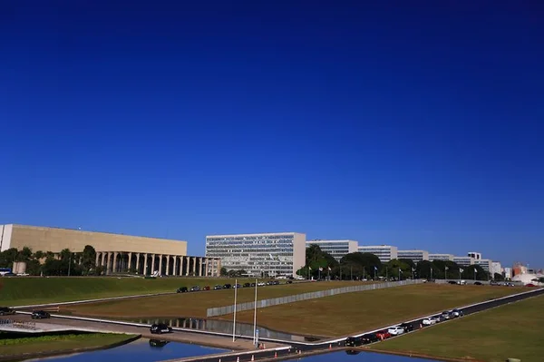 Movimentos pró e contra impeachment começam a ocupar a Esplanada