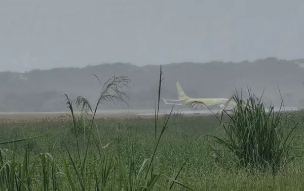 Avião cargueiro no aeroporto de Salvador