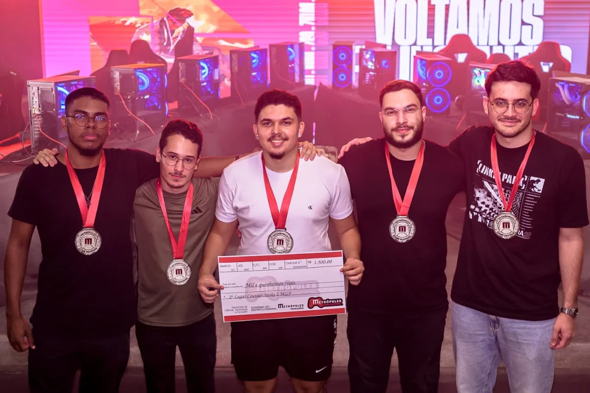 Counter-Strike PC: A equipe Theoric ficou em 2º lugar na competição. Ao centro, o capitão da equipe, Ckeven Lemos de Oliveira, segura o cheque da premiação durante o Metrópoles Game Festival Counter-Strike PC: A equipe Theoric ficou em 2º lugar na competição. Ao centro, o capitão da equipe, Ckeven Lemos de Oliveira, segura o cheque da premiação durante o Metrópoles Game Festival
