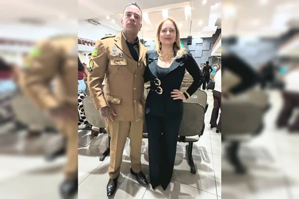 Segundo a denúncia, o policial e a esposa dele torturavam e agrediam vítimas