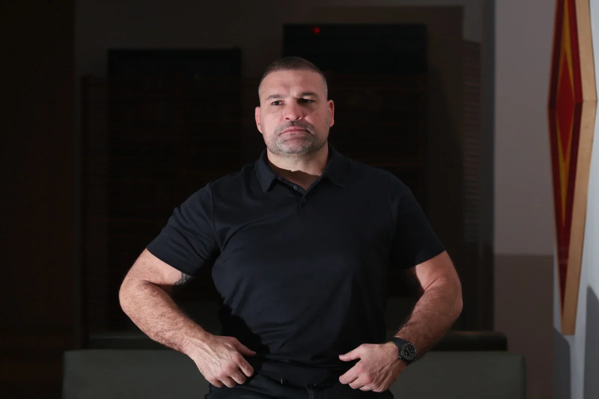 Graduado como Mestre em Muay Thai, referencia do UFC e do Pride compartilhará no octógono suas técnicas de de luta, pressão e sua vasta experiência como campeão mundial.
Graduado como Mestre em Muay Thai, referencia do UFC e do Pride compartilhará no octógono suas técnicas de de luta, pressão e sua vasta experiência como campeão mundial.