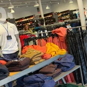 Rose Miriam foi flagrada fazendo compras em outlets em Orlando, nos EUA