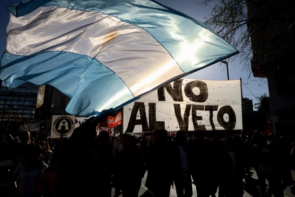 Manifestantes protestam em Buenos Aires contra vetos do presidente Javier Milei (Argentina)