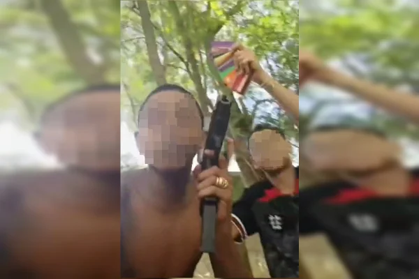 Ladrões mirins usam pistola para fazer arrastão contra motoristas