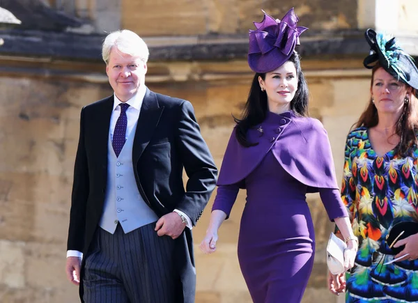 Charles Spencer e Karen Spencer se separaram; na imagem colorida, eles chegam ao casamento do príncipe Harry - Metrópoles