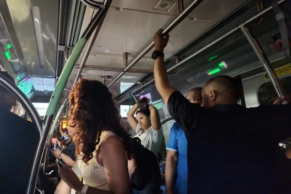 Imagem colorida mostra trem da ViaMobilidade sem luz; usuários ouviram explosão - Metrópoles