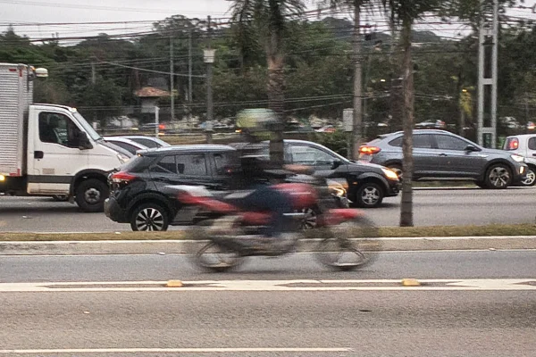 Imagem mostra motos em avenida de São Paulo - Metrópoles