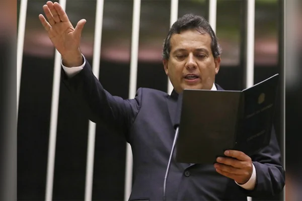 Compra de votos: deputado Ricardo Abrão é alvo de buscas da PF