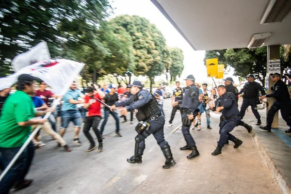 Protesto de estudantes em frente ao MEC tem pancadaria e um preso