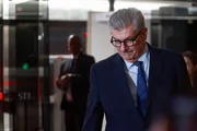 Ministro afastado do STJ Marco Buzzi deixa o tribunal após oitiva em processo disciplinar sobre acusações de importunação sexual