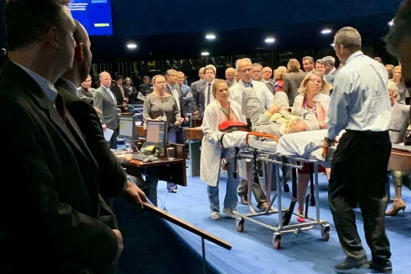 Kajuru tem convulsão e desmaia durante votação no Senado