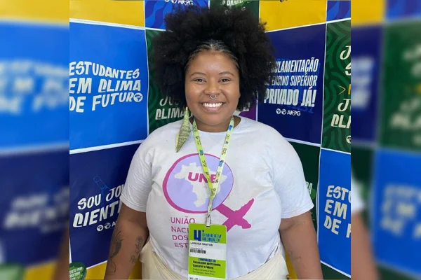 Diretora da UNE denuncia racismo em embarque da GOL no Aeroporto JK