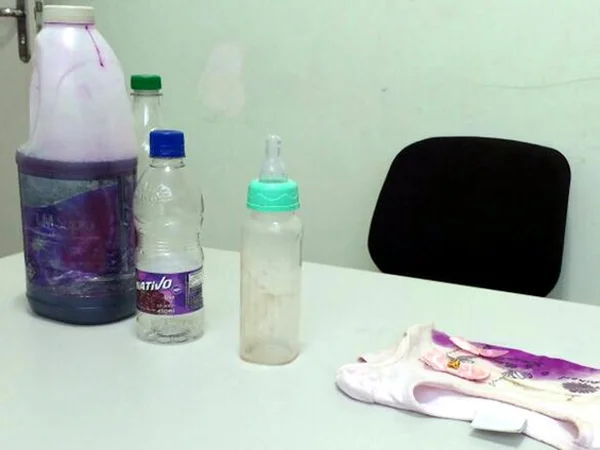 Bebê morre após avó confundir produto de limpeza com suco