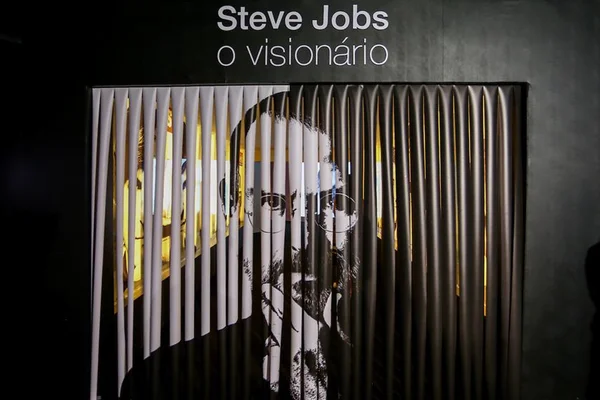 Coquetel marca lançamento de mostra sobre a trajetória de Steve Jobs